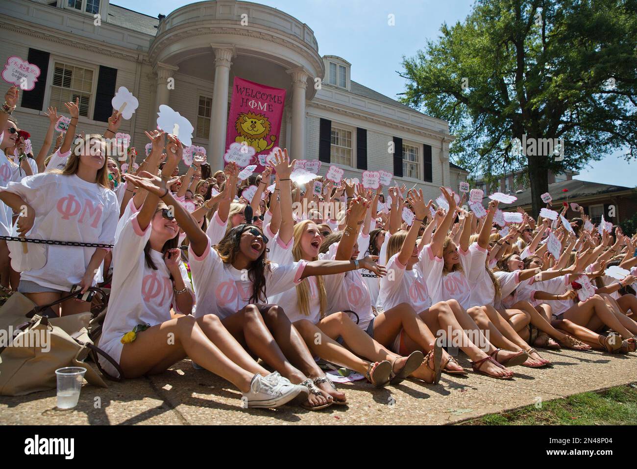 The University of Alabama Phi Mu's newest sorority members, in front, gather at sorority house for a photograph during Bid Day on Saturday, Aug. 16, 2014, in Tuscaloosa, Ala. The university became embroiled in controversy in 2013 after the student newspaper reported some white sororities had rejected blacks as new members because of race. At the end of 2014 sorority recruitment, black women made up 1 percent of new members. (AP Photo/Brynn Anderson) Banque D'Images