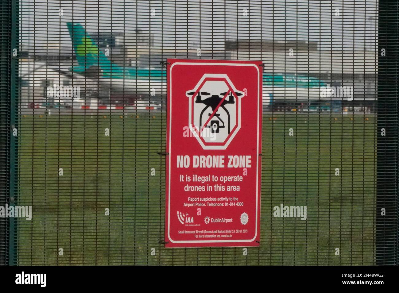 Un signe d'avertissement contre l'utilisation de drones sur l'escrime de périmètre à l'aéroport de Dublin en République d'Irlande. La Dublin Airport Authority (DAA) appelle à l'imposition d'une « condamnation draconienne » pour les personnes qui volent illégalement des drones au-dessus des aérodromes irlandais. Kenny Jacobs, chef de la direction de la DAA, a déclaré que c'est une question qui s'occupe de l'ensemble de l'État. Date de la photo: Mercredi 8 février 2023. Banque D'Images