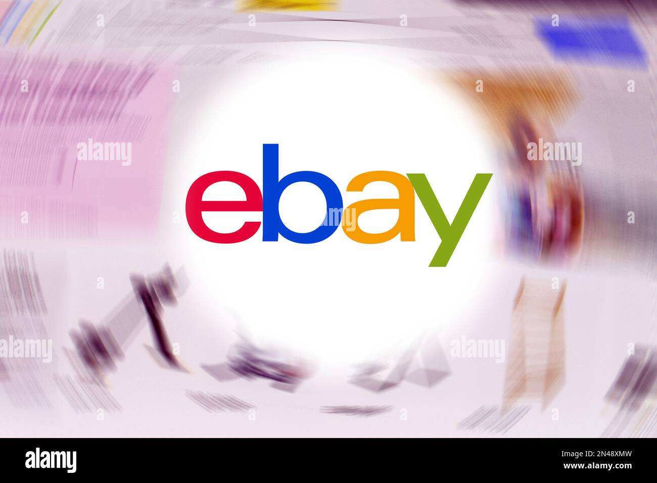 Image de symbole Ebay: Logo eBay devant le site Web d'Ebay flou (composition) Banque D'Images
