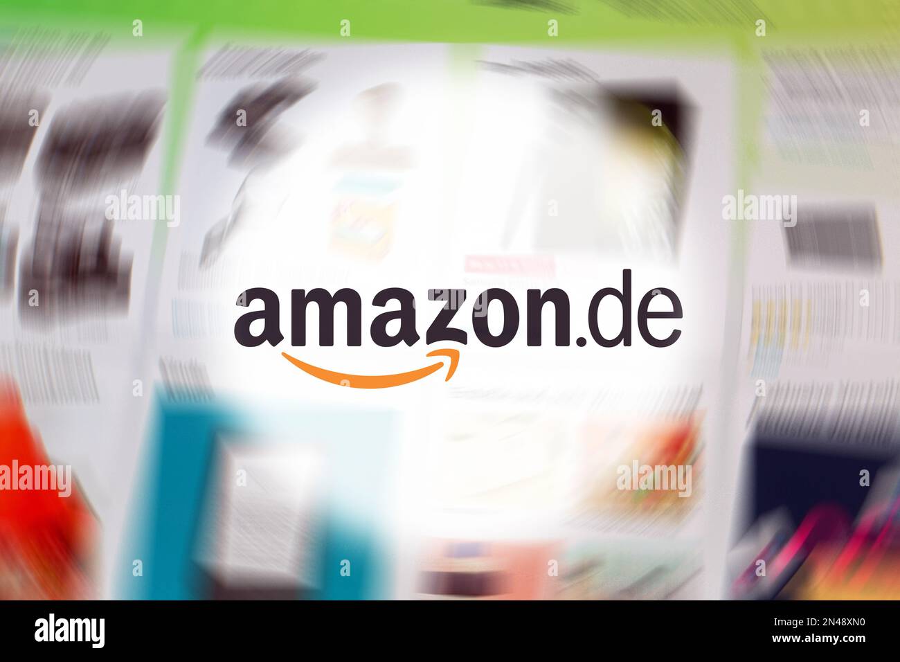 Image de symbole Amazon : logo Amazon devant le site Web flou d'Amazon (composition) Banque D'Images