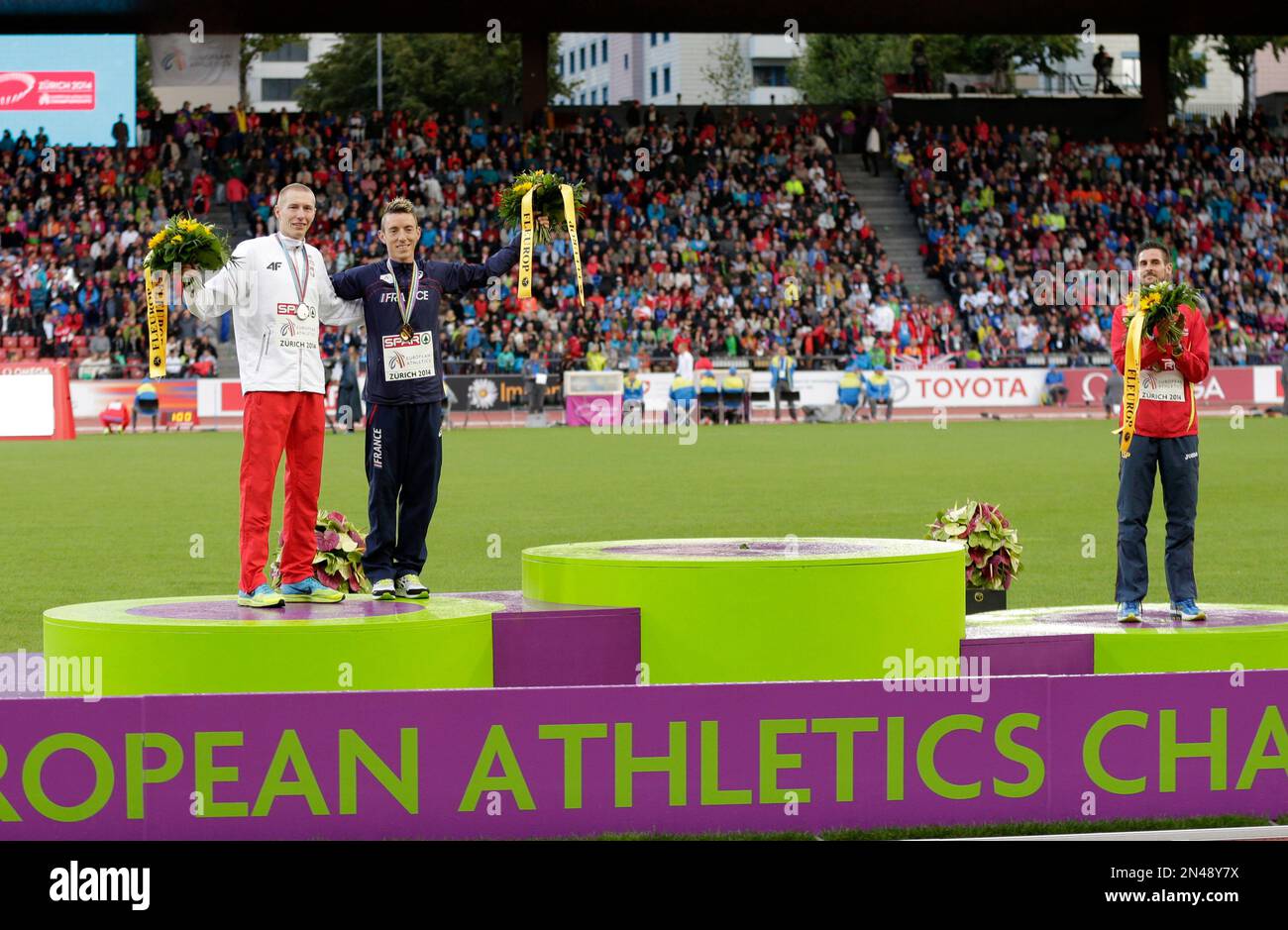 France's winner Yoann Kowal, 2nd left, leaves the podium empty to protest against the disqualification of team mate France's Mahiedine Mekhissi-Benabbad during the victory ceremony during the European Athletics Championships in Zurich, Switzerland, Friday, Aug. 15, 2014. (AP Photo/Petr David Josek) Banque D'Images