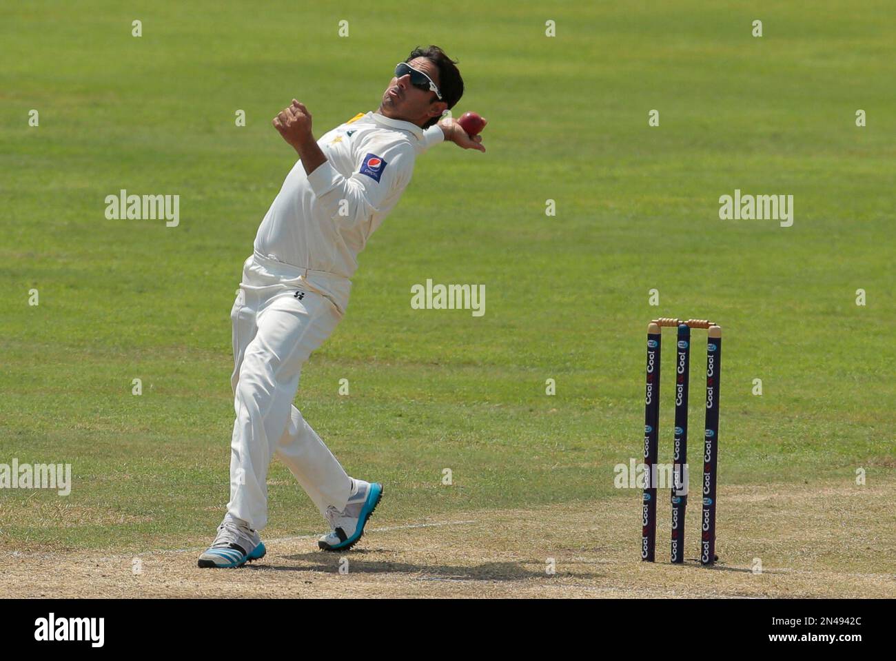 Pakistani bowler Saeed Ajmal delivers a ball during the first day of the second test cricket match between Sri Lanka and Pakistan in Colombo, Sri Lanka, Thursday, Aug. 14, 2014. (AP Photo/Eranga Jayawardena) Banque D'Images