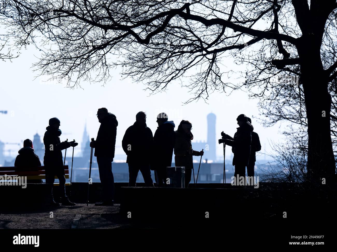 Munich, Allemagne. 08th févr. 2023. Les marcheurs et les sportifs apprécient la vue sur la colline de Luitpold, en toile de fond de la capitale bavaroise, au soleil. Credit: Sven Hoppe/dpa/Alay Live News Banque D'Images