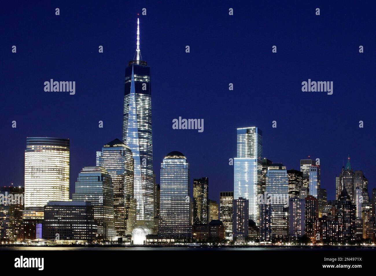 FILE - In this Tuesday, May 6, 2014 file photo, One World Trade Center towers over the lower Manhattan skyline in New York. Tourism in sites connected to the events of Sept. 11, 2001 is strong, with millions of people visiting the memorial and hundreds of thousands having already visited the new 9/11 Museum that opened in May. (AP Photo/Mark Lennihan, File) Banque D'Images