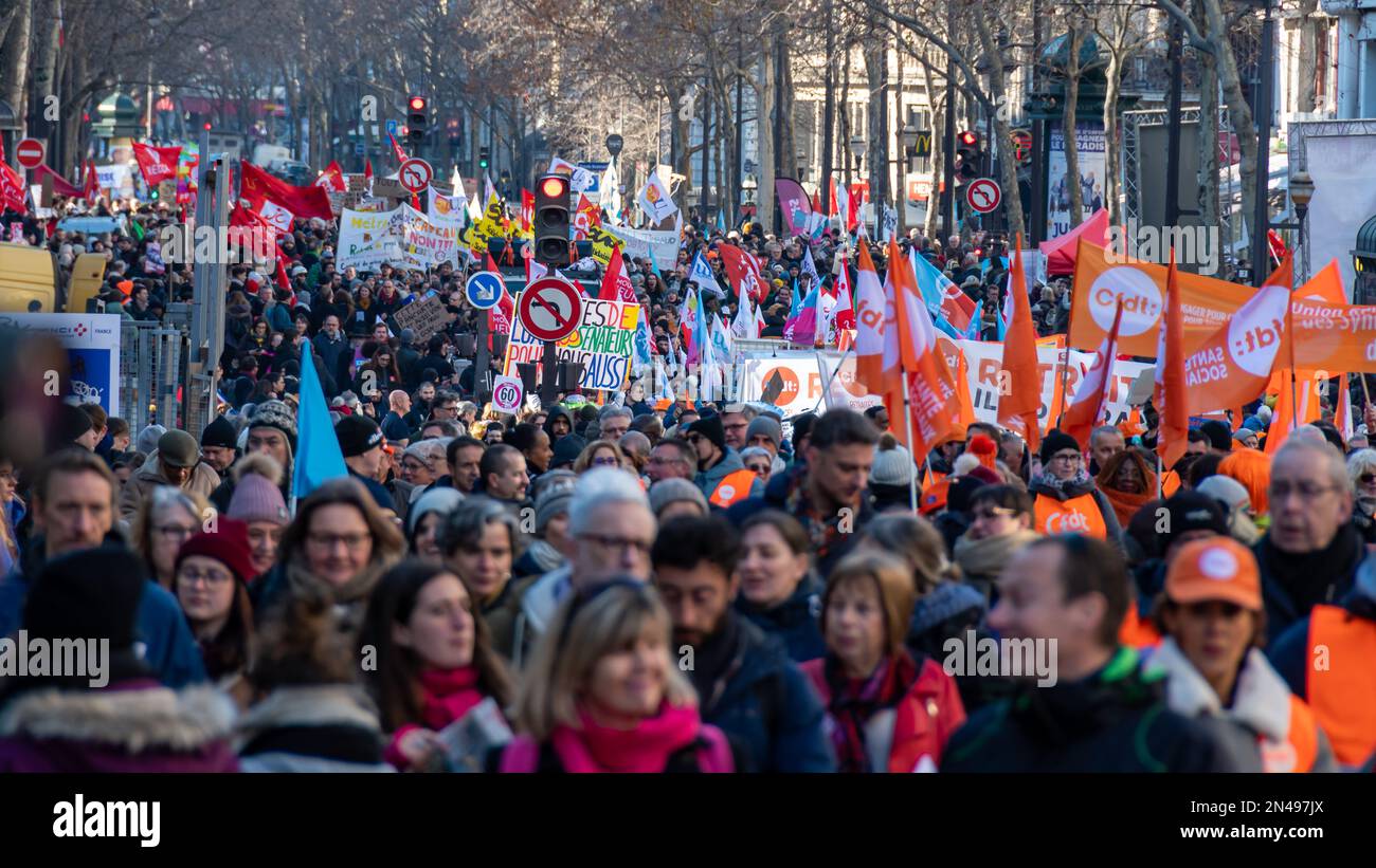 Une foule de Français et de militants de divers syndicats défilant dans une rue de Paris, France, lors d'une manifestation contre la réforme de la retraite Banque D'Images