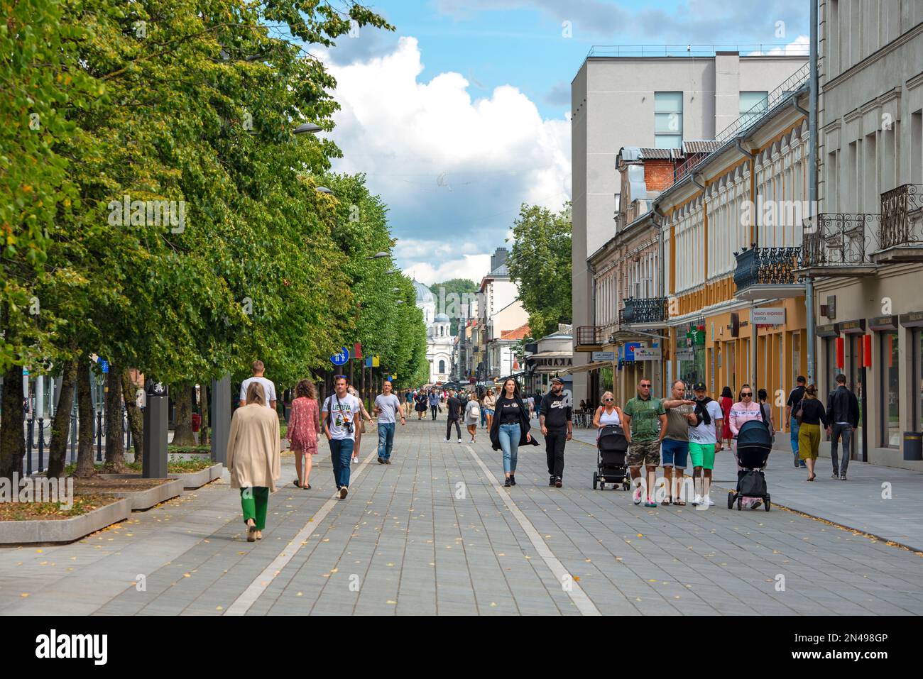 KAUNAS - 08 JUILLET : personnes marchant le long du boulevard Laisves aleja ou Liberty pendant la chaude journée d'été à Kaunas sur 08 juillet. 2022 en Lituanie Banque D'Images