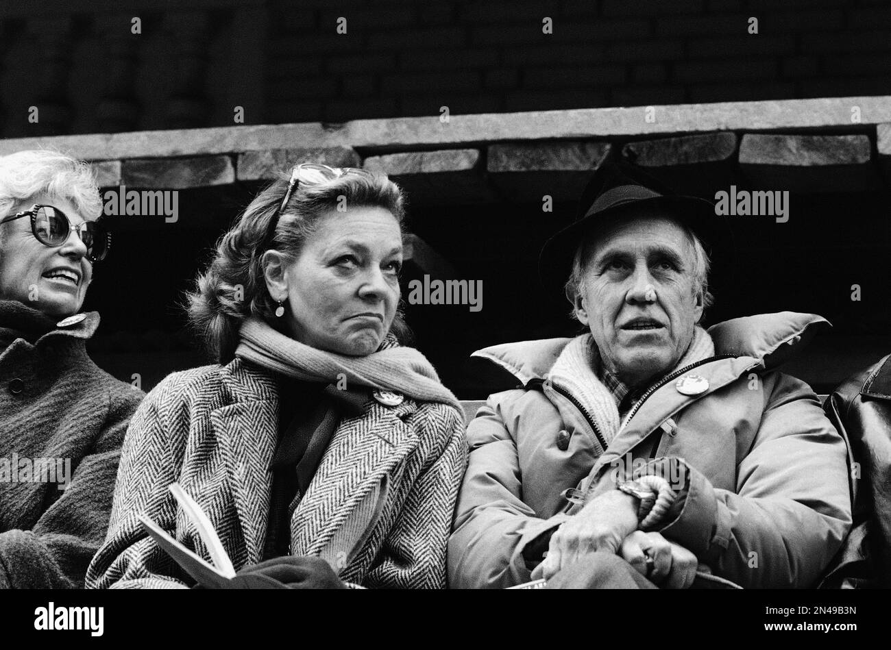 FILE - This March 4, 1982 file photo shows a Lauren Bacall and Jason Robards, right, at a rally to save the Morosco and Helen Hayes Theatres in New York. Bacall, the sultry-voiced actress and Humphrey Bogart’s partner off and on the screen, died Tuesday, Aug. 12, 2014 in New York. She was 89. (AP Photo/Marty Lederhandler, File) Banque D'Images