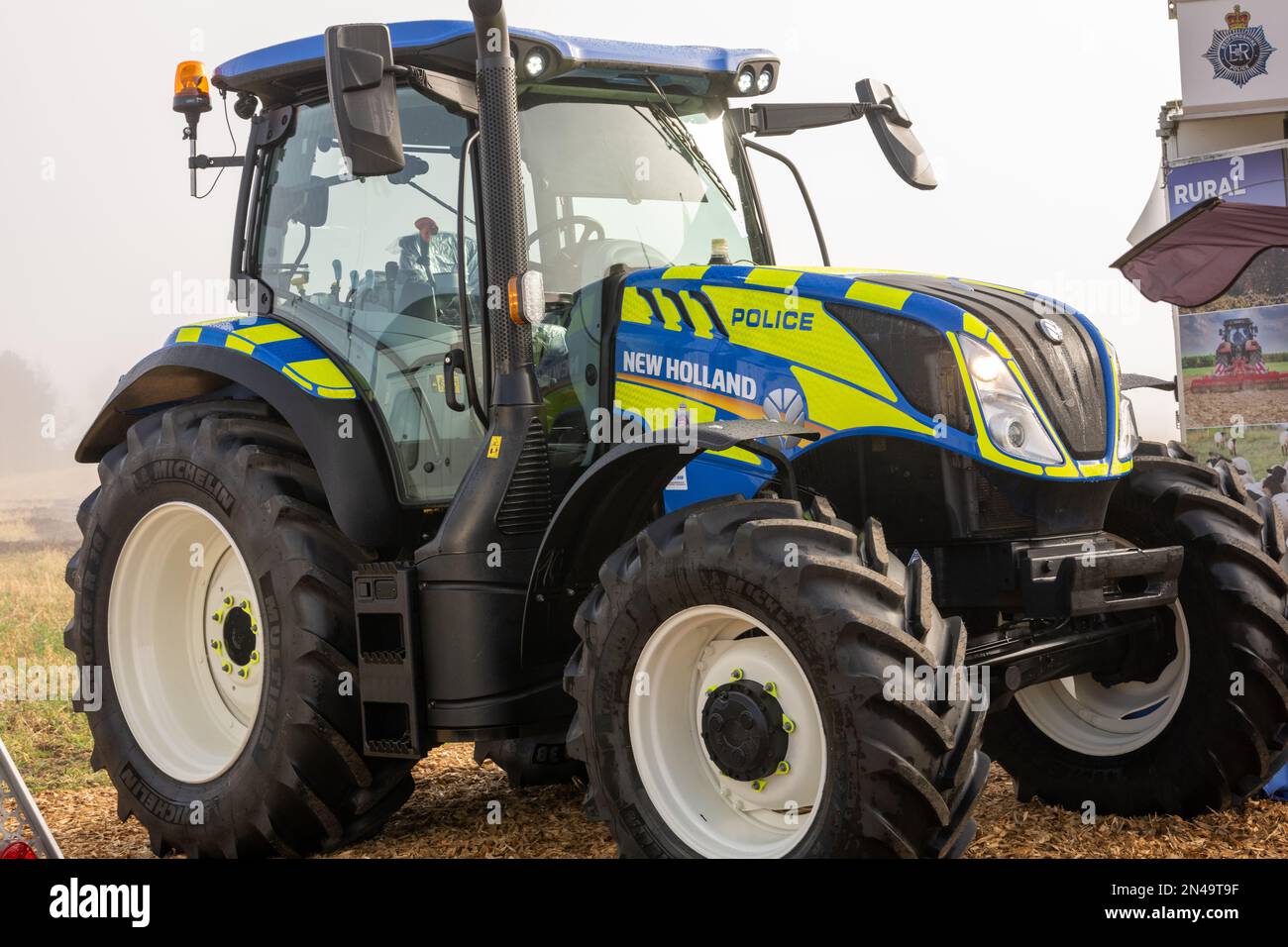 Maldon, Royaume-Uni. 08th févr. 2023. Maldon Essex 8th février 2023 l'équipe d'engagement rural de la police d'Essex a commencé à utiliser le tracteur New Holland 7t qui leur a été prêté par Ernest Doe, afin d'encourager les agriculteurs à signaler d'autres incidents criminels dans les campagnes. Crédit : Ian Davidson/Alay Live News Banque D'Images