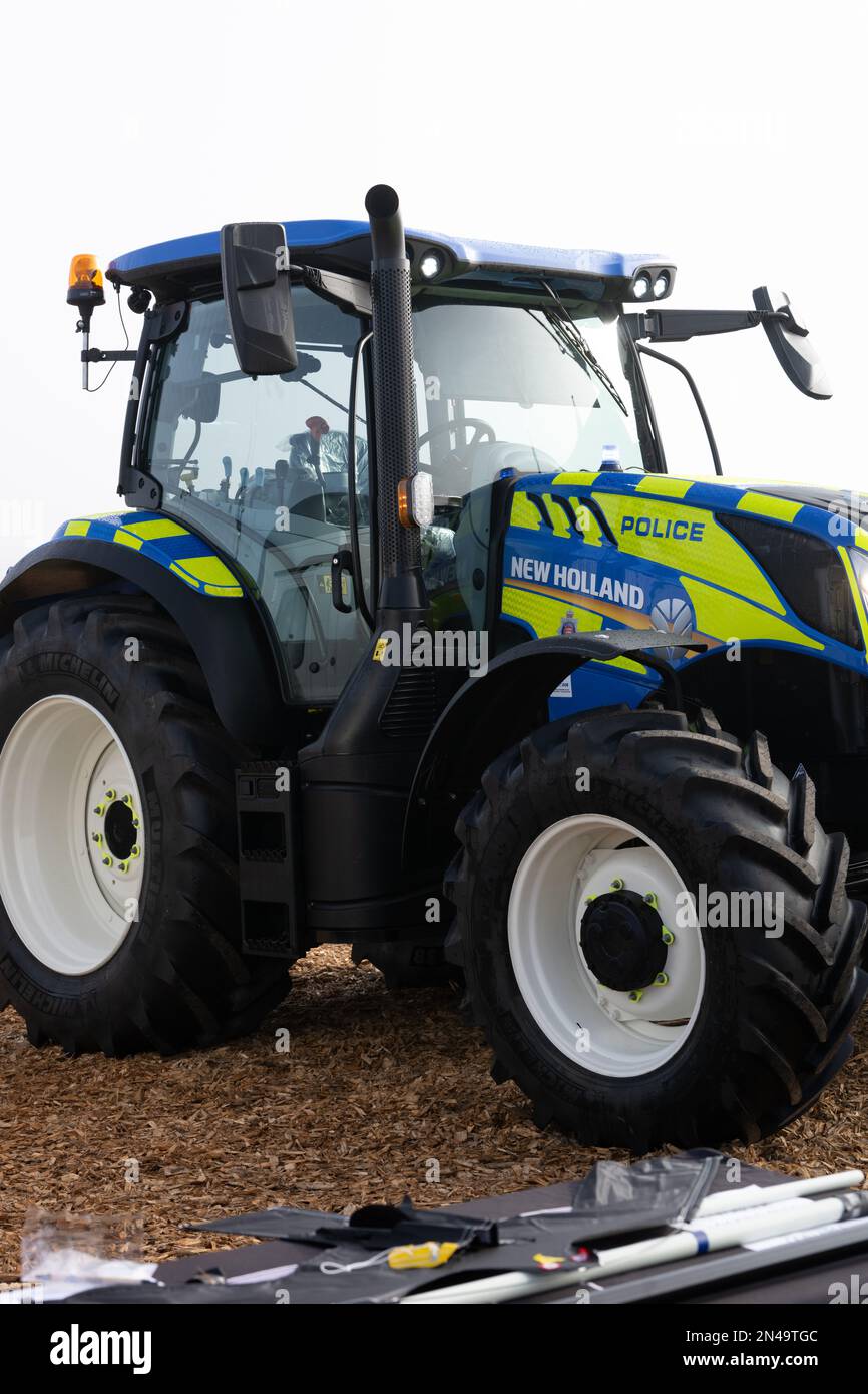 Maldon, Royaume-Uni. 08th févr. 2023. Maldon Essex 8th février 2023 l'équipe d'engagement rural de la police d'Essex a commencé à utiliser le tracteur New Holland 7t qui leur a été prêté par Ernest Doe, afin d'encourager les agriculteurs à signaler d'autres incidents criminels dans les campagnes. Crédit : Ian Davidson/Alay Live News Banque D'Images