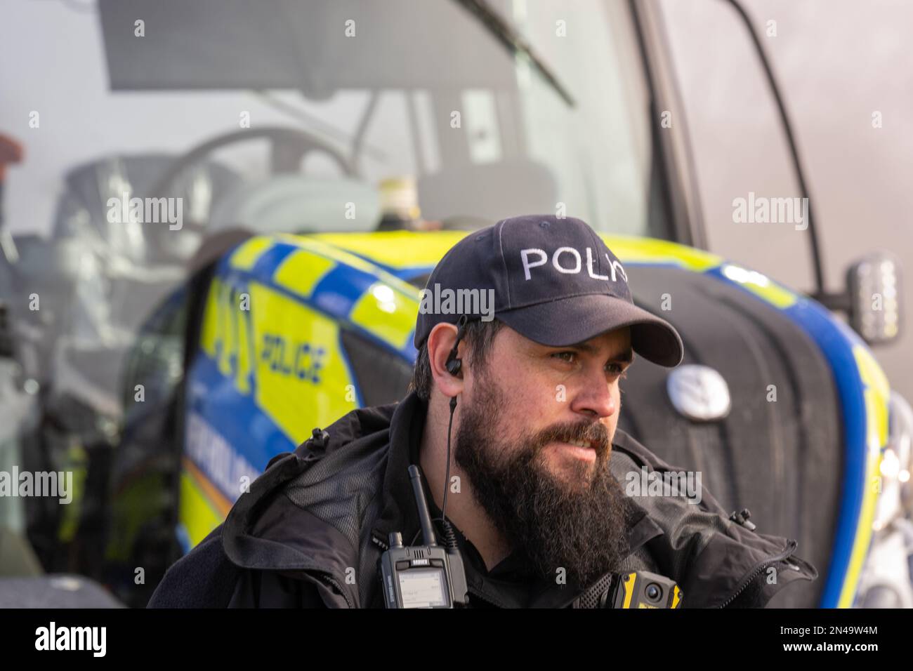 Maldon, Royaume-Uni. 08th févr. 2023. Maldon Essex 8th février 2023 l'équipe d'engagement rural de la police d'Essex a commencé à utiliser le tracteur New Holland 7t qui leur a été prêté par Ernest Doe, afin d'encourager les agriculteurs à signaler d'autres incidents criminels dans les campagnes. Crédit : Ian Davidson/Alay Live News Banque D'Images