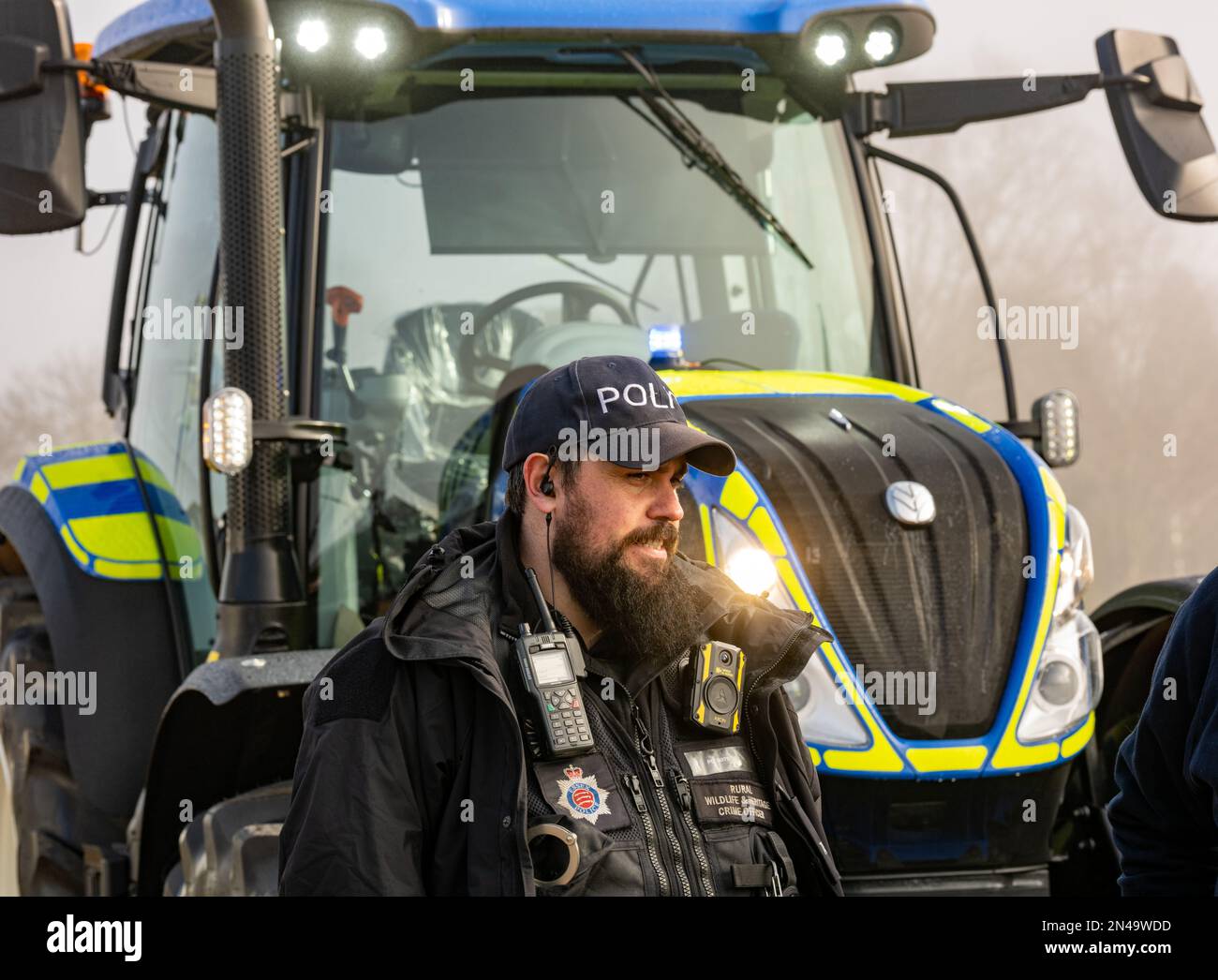 Maldon, Royaume-Uni. 08th févr. 2023. Maldon Essex 8th février 2023 l'équipe d'engagement rural de la police d'Essex a commencé à utiliser le tracteur New Holland 7t qui leur a été prêté par Ernest Doe, afin d'encourager les agriculteurs à signaler d'autres incidents criminels dans les campagnes. Crédit : Ian Davidson/Alay Live News Banque D'Images