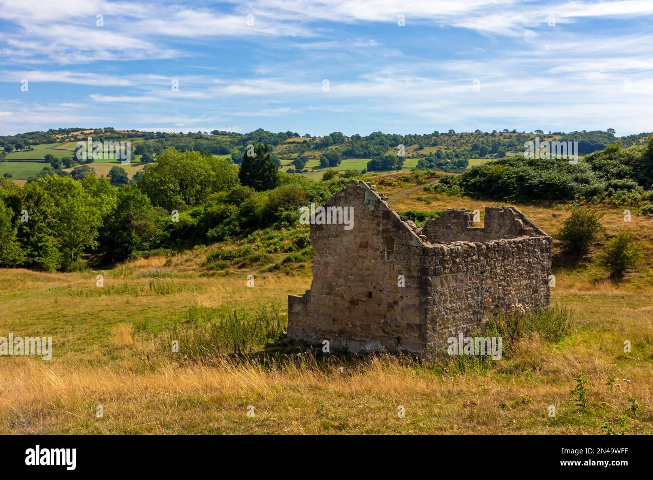 Ancienne grange en pierre dans un champ près d'Oaker dans le Derbyshire Dales région du Peak District National Park England ROYAUME-UNI Banque D'Images