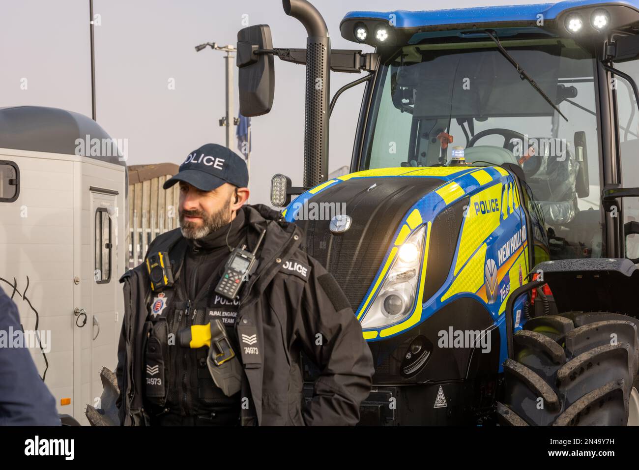 Maldon, Royaume-Uni. 08th févr. 2023. Maldon Essex 8th février 2023 l'équipe d'engagement rural de la police d'Essex a commencé à utiliser le tracteur New Holland 7t qui leur a été prêté par Ernest Doe, afin d'encourager les agriculteurs à signaler d'autres incidents criminels dans les campagnes. Crédit : Ian Davidson/Alay Live News Banque D'Images