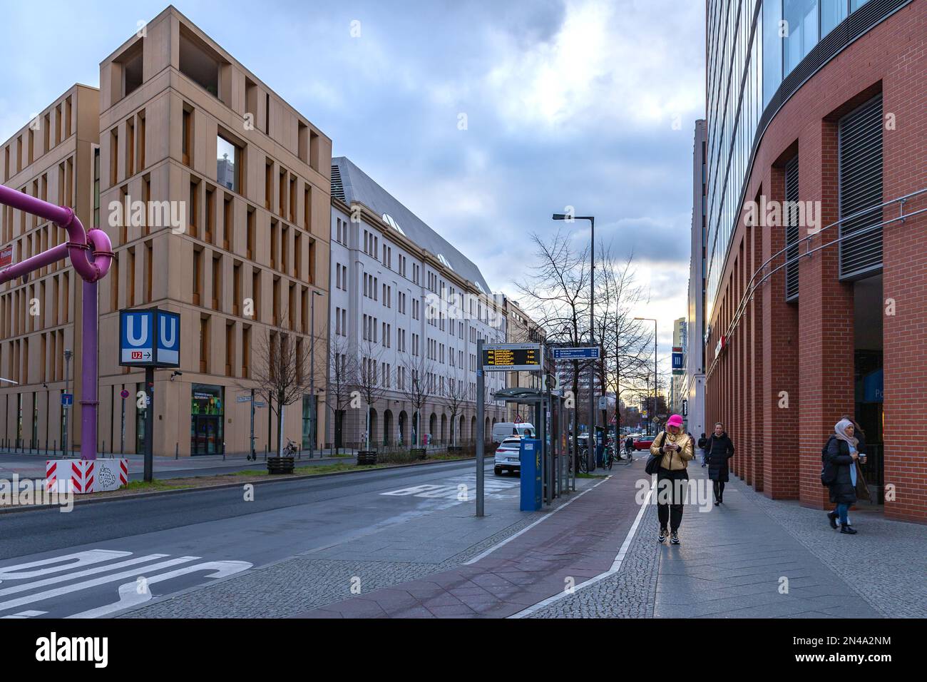 Place publique et intersection de la Potsdamer Platz dans le centre de Berlin, Allemagne. Architecture de Berlin. Panneau de métro U-Bahn. Banque D'Images