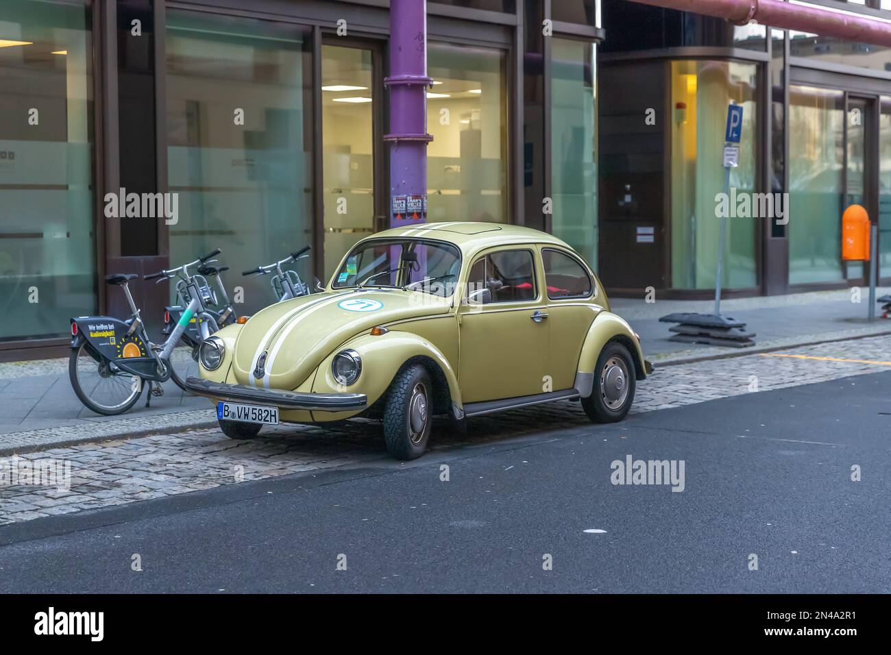 Volkswagen scarabée dans la rue de Berlin Banque D'Images