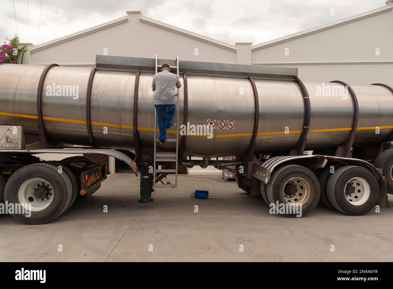 Robertson, Cap occidental, Afrique du Sud. 2023. Échelle de montée du conducteur de camion-citerne à la chambre d'inspection sur un camion porteur de liquide. Banque D'Images