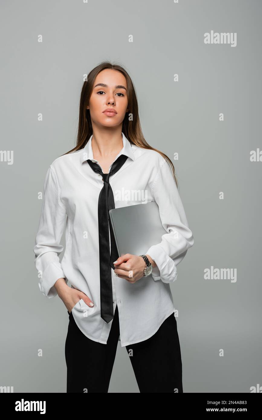 Femme en chemise blanche cravate Banque de photographies et d'images à  haute résolution - Alamy