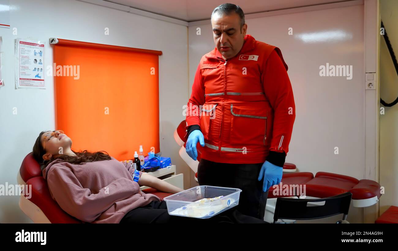 Izmir, Turquie. 07th févr. 2023. Don de sang à la banque de sang du Croissant-Rouge afin d'aider les blessés dans la zone du tremblement de terre en Turquie. Lundi, un séisme de magnitude 7,8 a frappé le sud-est de la Turquie et certaines parties de la Syrie. Un tremblement de terre majeur a tué plus de 5400 personnes et a été renversé des milliers de bâtiments dans une vaste région, contient dix villes. (Photo par Idil Toffolo/Pacific Press) crédit: Pacific Press Media production Corp./Alay Live News Banque D'Images