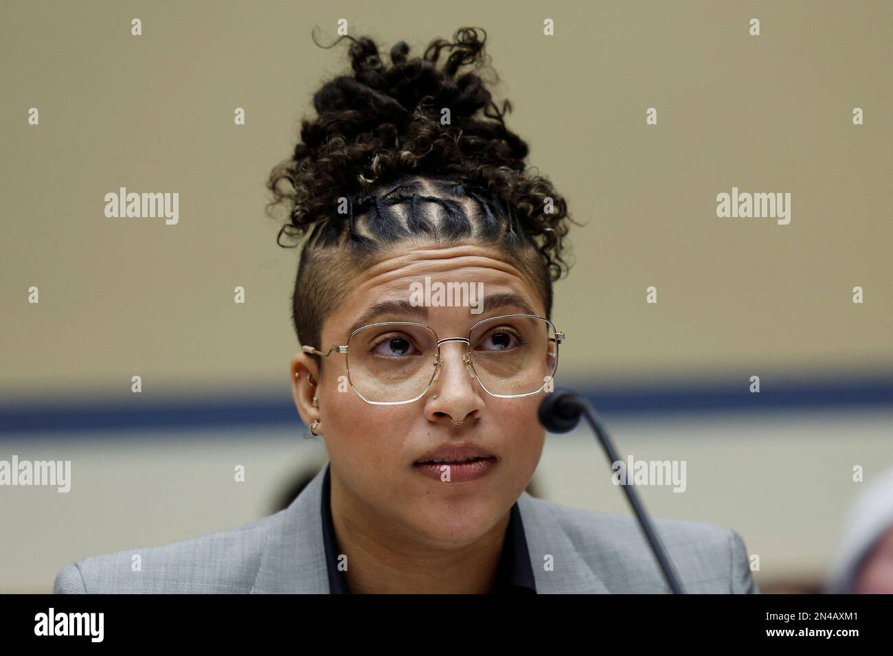 Anika collier Navaroli assiste à une audience du Comité de surveillance