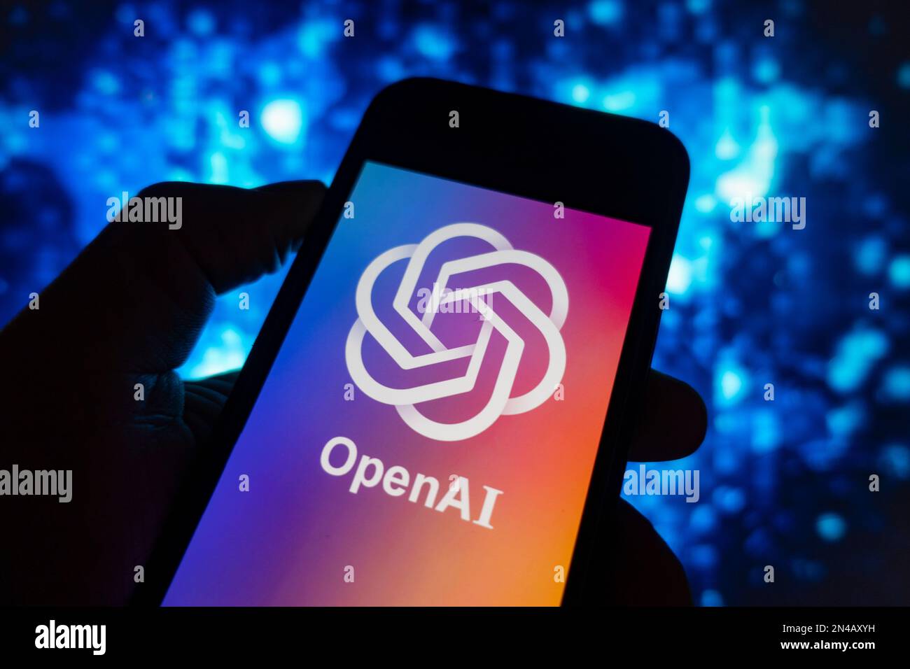 Image composite numérique du logo Chatbot OpenAI ChatGPT affiché sur le téléphone mobile Banque D'Images