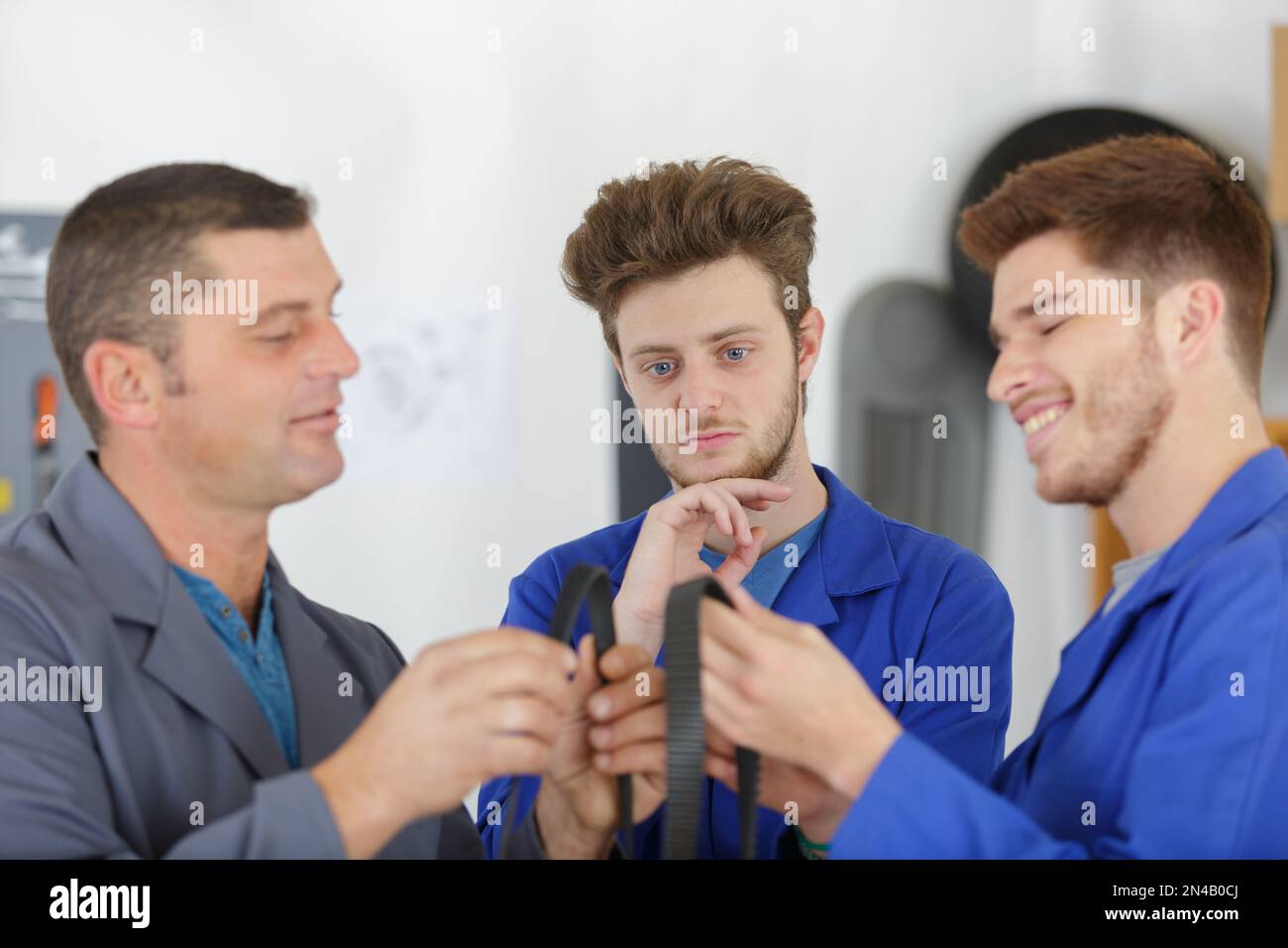 stagiaires avec un enseignant en formation technique à une fraiseuse Banque D'Images