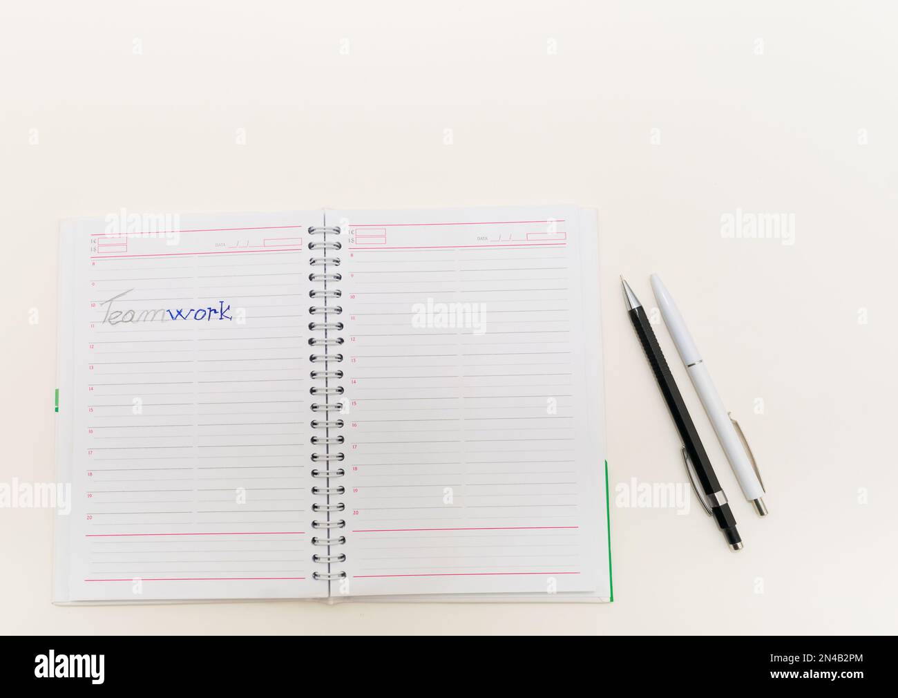 agenda sur fond blanc avec stylo et crayon Banque D'Images