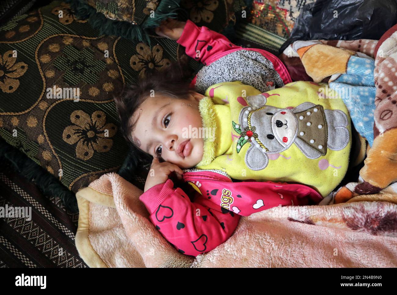 La fille d'Abdulrahman Ali al-Mahmoud qui a été sauvée des décombres à la  suite du tremblement de terre, repose dans un abri de fortune, dans la  ville rebelle de Jandaris, Syrie 8