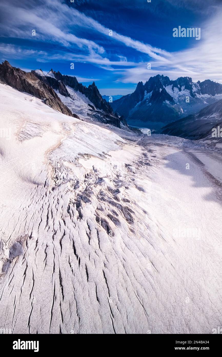 Pentes et crevasses de la partie supérieure du glacier géant, menant à la mer de glace, l'aiguille verte se tenant au loin. Banque D'Images