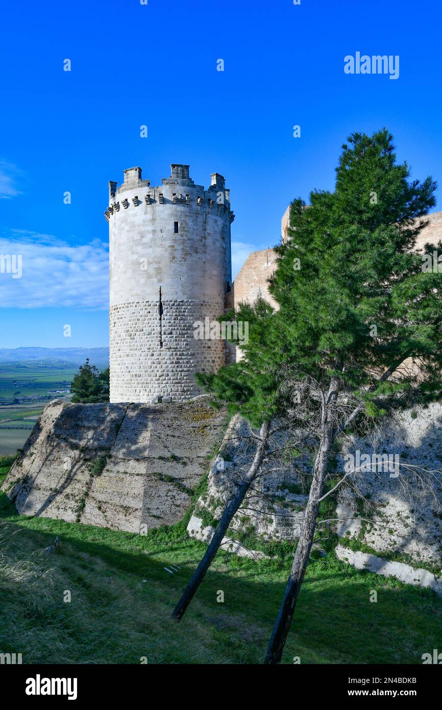 Tour du château médiéval de Lucera, ville de la province de Foggia, Puglia, Italie. Banque D'Images