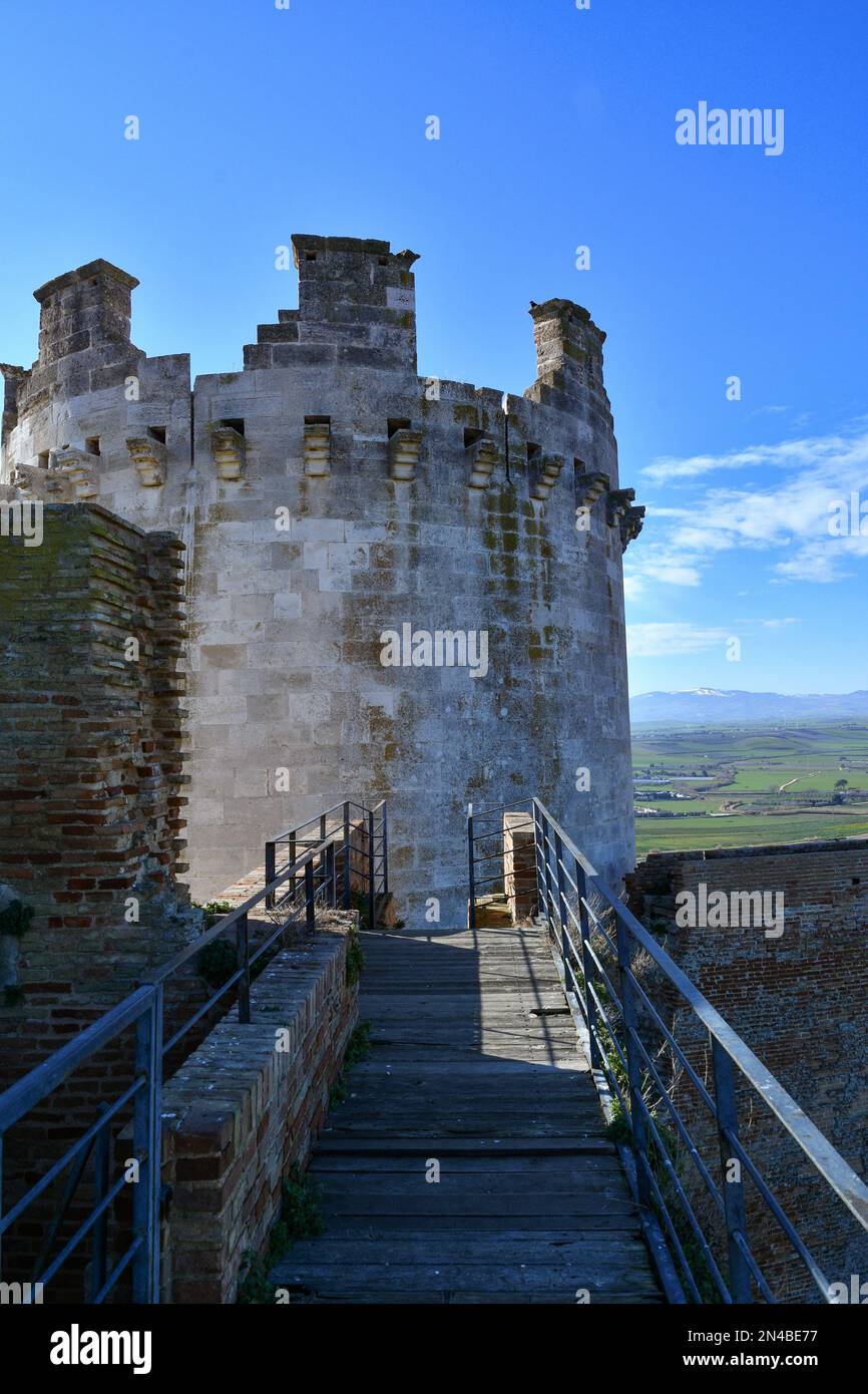 Tour du château médiéval de Lucera, ville de la province de Foggia, Puglia, Italie. Banque D'Images