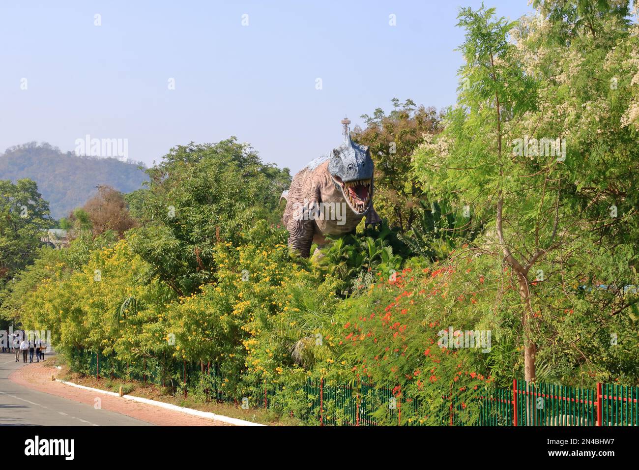 23 décembre 2022 - Gujarat en Inde: Les gens devant le parc des dinosaures près de la statue de l'unité et du barrage Sardar Sarovar Banque D'Images