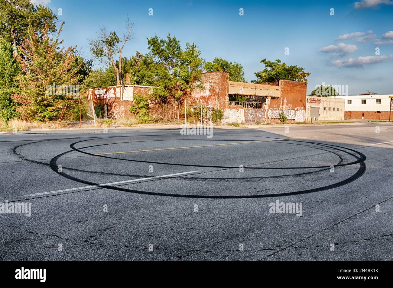 Des marques noires de pneus forment des beignets circulaires sur Hamilton Avenue. Banque D'Images