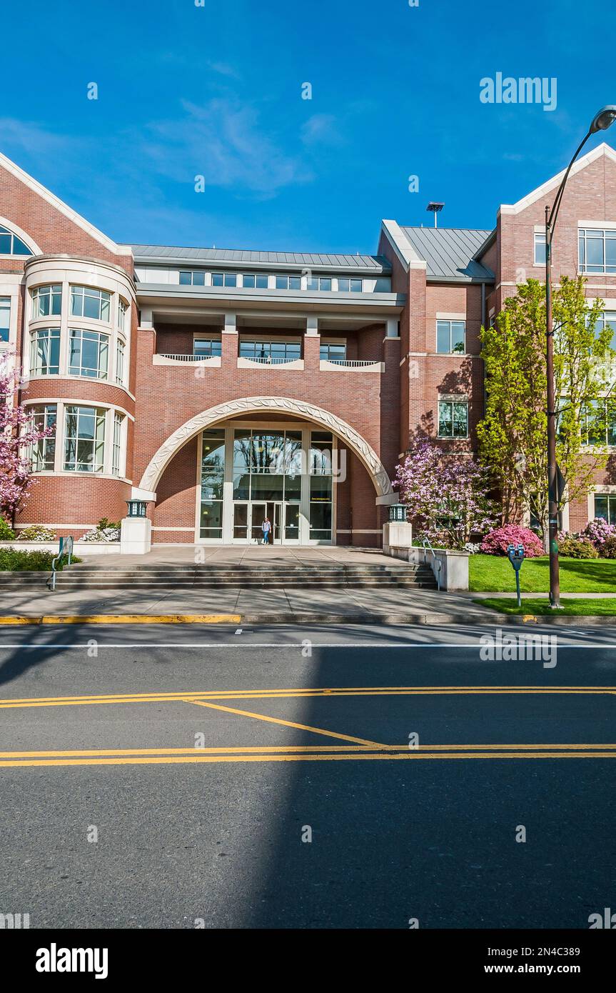 Femme sortant de l'entrée de l'école de droit de l'Université de l'Oregon à Eugene. Banque D'Images