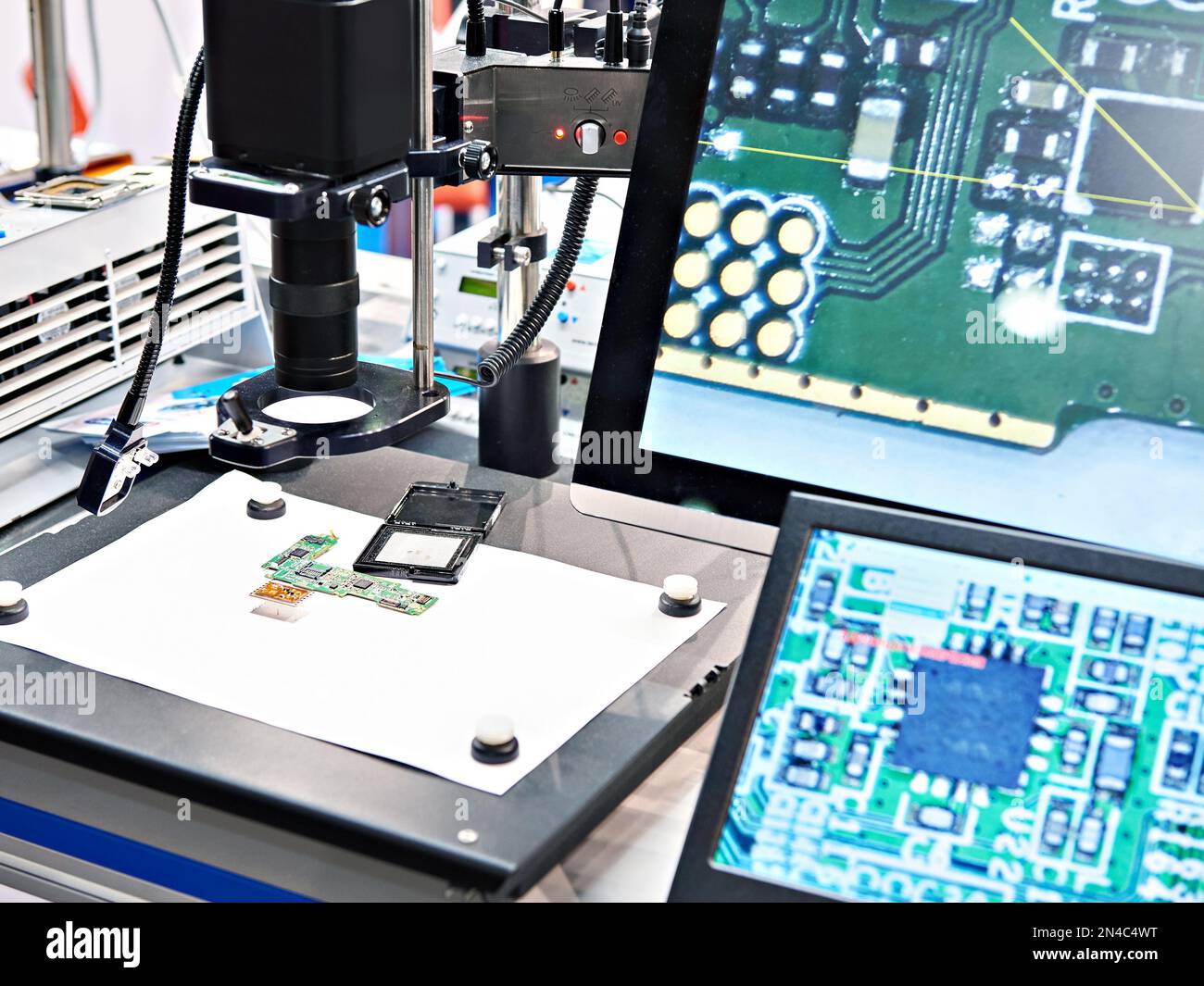 Cartes et puces électroniques, microscopes industriels et moniteurs Banque D'Images