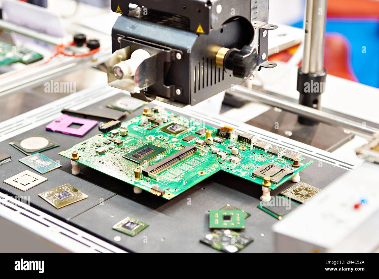 Cartes et puces électroniques et microscope industriel Banque D'Images