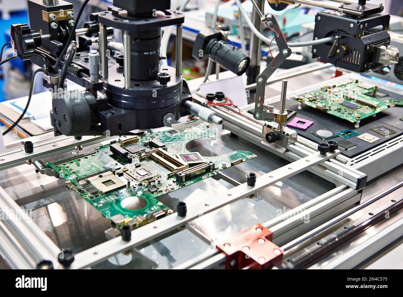 Cartes et puces électroniques et microscope industriel Banque D'Images