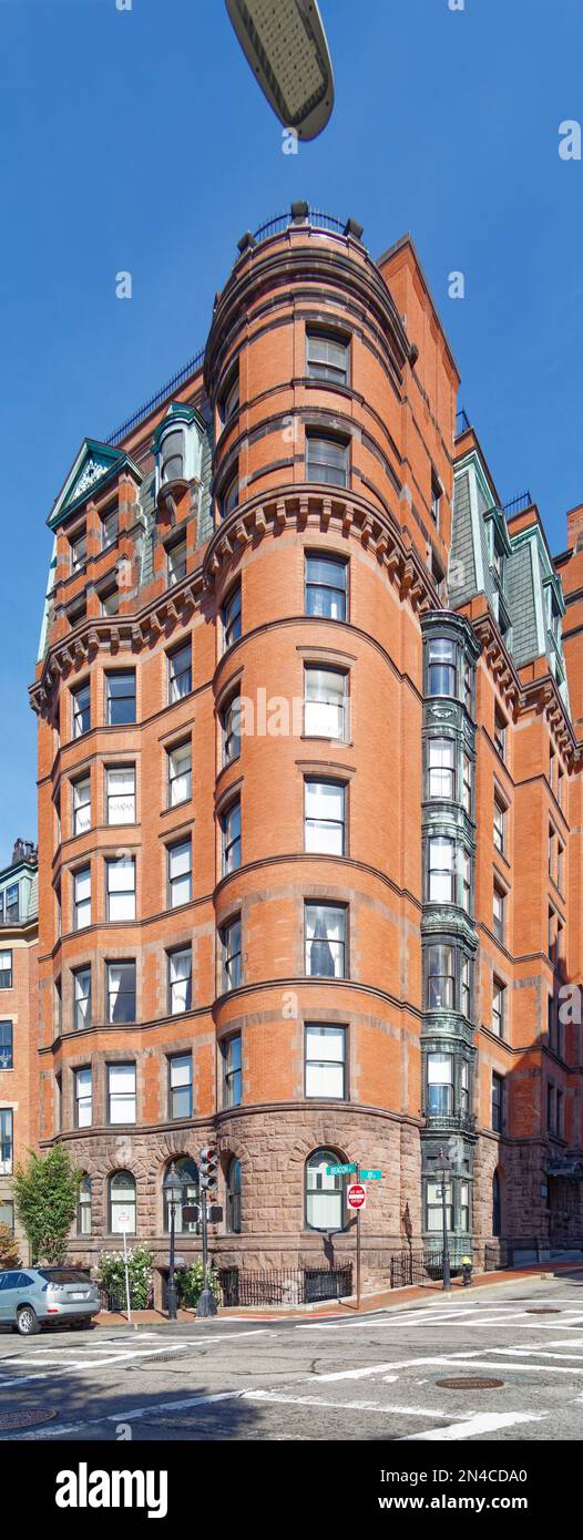 Boston Beacon Hill: 34-1/2 Beacon Street, The Tudor, est un hôtel du siècle 19th converti en appartements de condominiums. L'entrée se trouve sur Joy Street. Banque D'Images