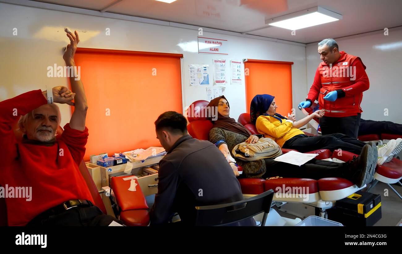 Izmir, Turquie, Turquie. 7th févr. 2023. Don de sang à la banque de sang du Croissant-Rouge afin d'aider les blessés dans la zone du tremblement de terre en Turquie. Lundi, un séisme de magnitude 7,8 a frappé le sud-est de la Turquie et certaines parties de la Syrie. Un tremblement de terre majeur a tué plus de 5400 personnes et a été renversé des milliers de bâtiments dans une vaste région, contient dix villes. (Credit image: © Idil Toffolo/Pacific Press via ZUMA Press Wire) USAGE ÉDITORIAL SEULEMENT! Non destiné À un usage commercial ! Banque D'Images