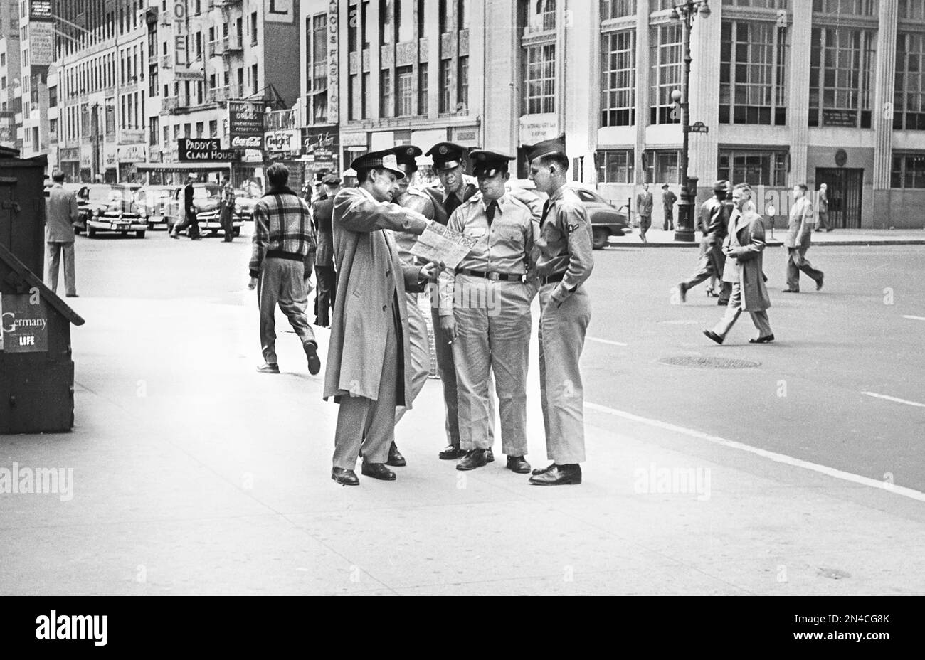 Groupe d'officiers militaires obtenant des directions, 34th Street et Seventh Avenue, New York City, New York, Etats-Unis, Angelo Rizzuto, Collection Anthony Angel, mai 1954 Banque D'Images