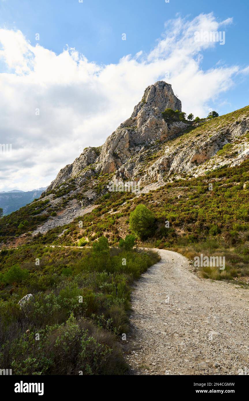 Penya del Castellet pointe de Portet de Castells, un col de montagne entre Marina Alta et Marina Baixa (Beniardà, Alicante, Communauté Valencienne, Espagne) Banque D'Images