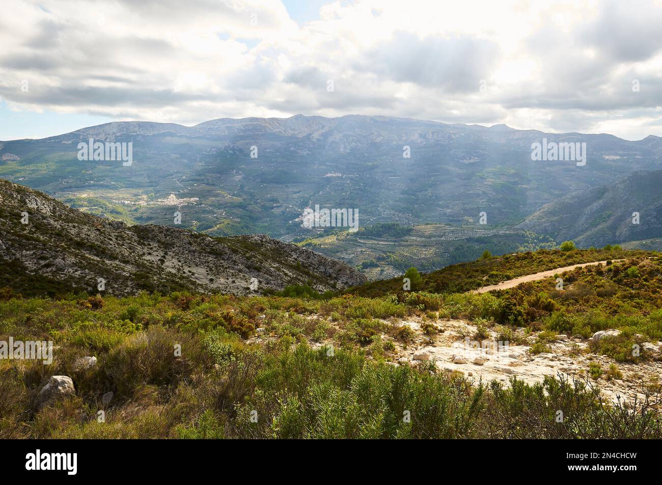 Vue panoramique de Vall de Guadalest depuis le col de Portet de Castells (Beniardà, Marina Baixa, Alicante, Communauté Valencienne, Espagne) Banque D'Images