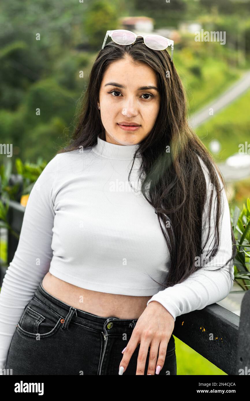 portrait d'un bel adolescent de latina, regardant droit devant avec un regard flirtatoire Banque D'Images