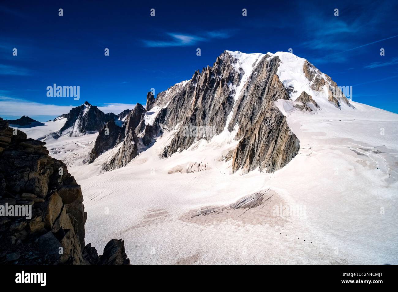 Vue depuis l'aiguille du midi des sommets de la Tour ronde, du Mont blanc du Tacul et du Triangle du Tacul. Banque D'Images