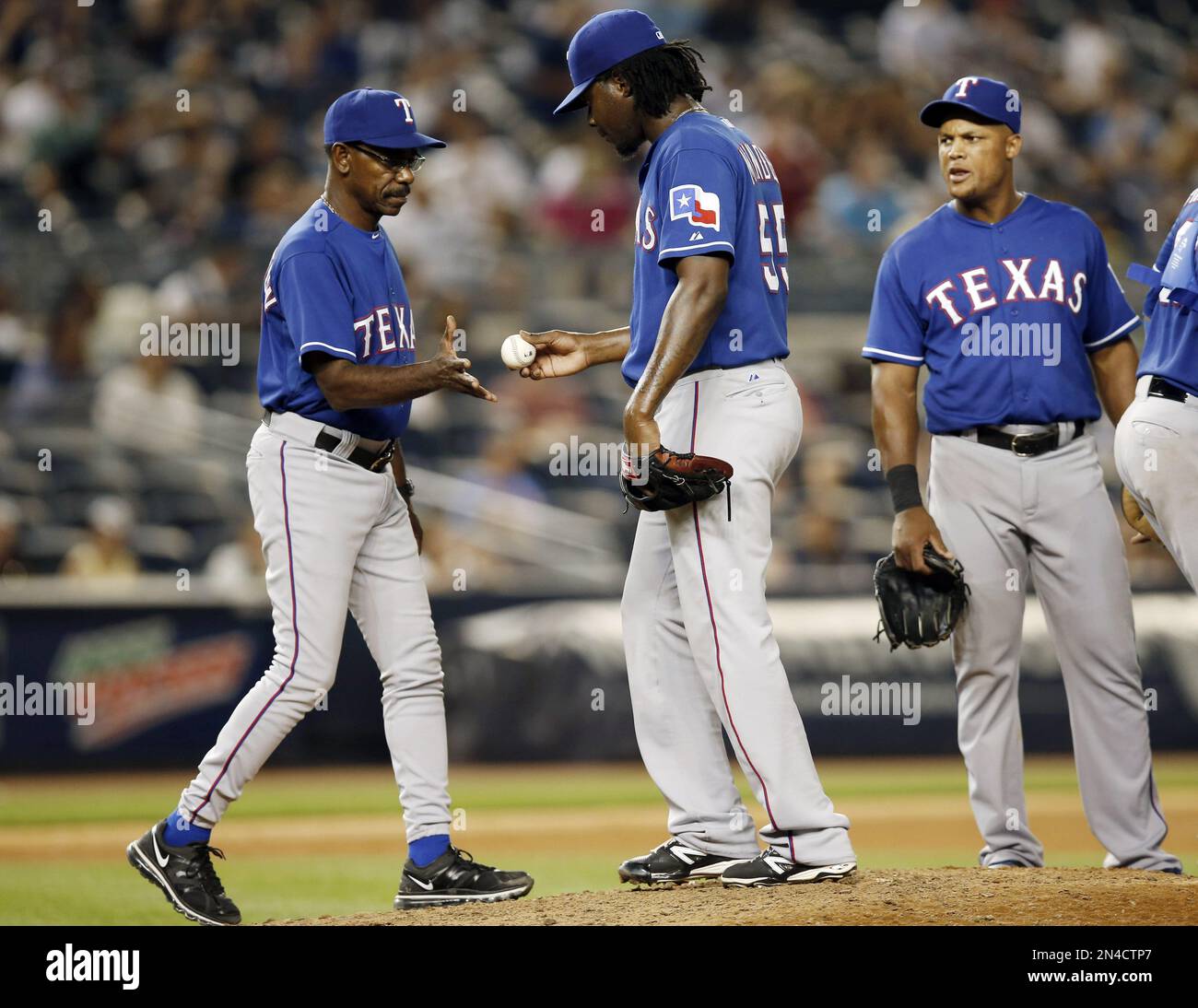 Texas Rangers manager Ron Washington, left, takes the ball from Rangers relief pitcher Roman Mendez (55) in the 11th inning of a baseball game against the New York Yankees at Yankee Stadium in New York, Tuesday, July 22, 2014. (AP Photo) Banque D'Images