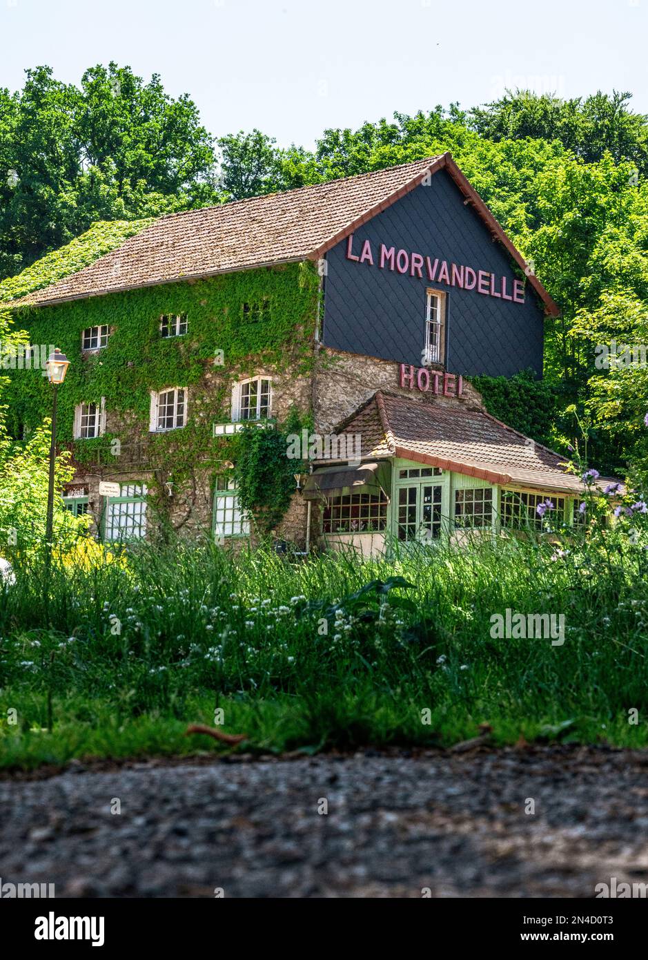 L'ancien Hôtel la Morvandelle au Lac des Settons rappelle aux visiteurs les jours passés, Bourgogne, France Banque D'Images