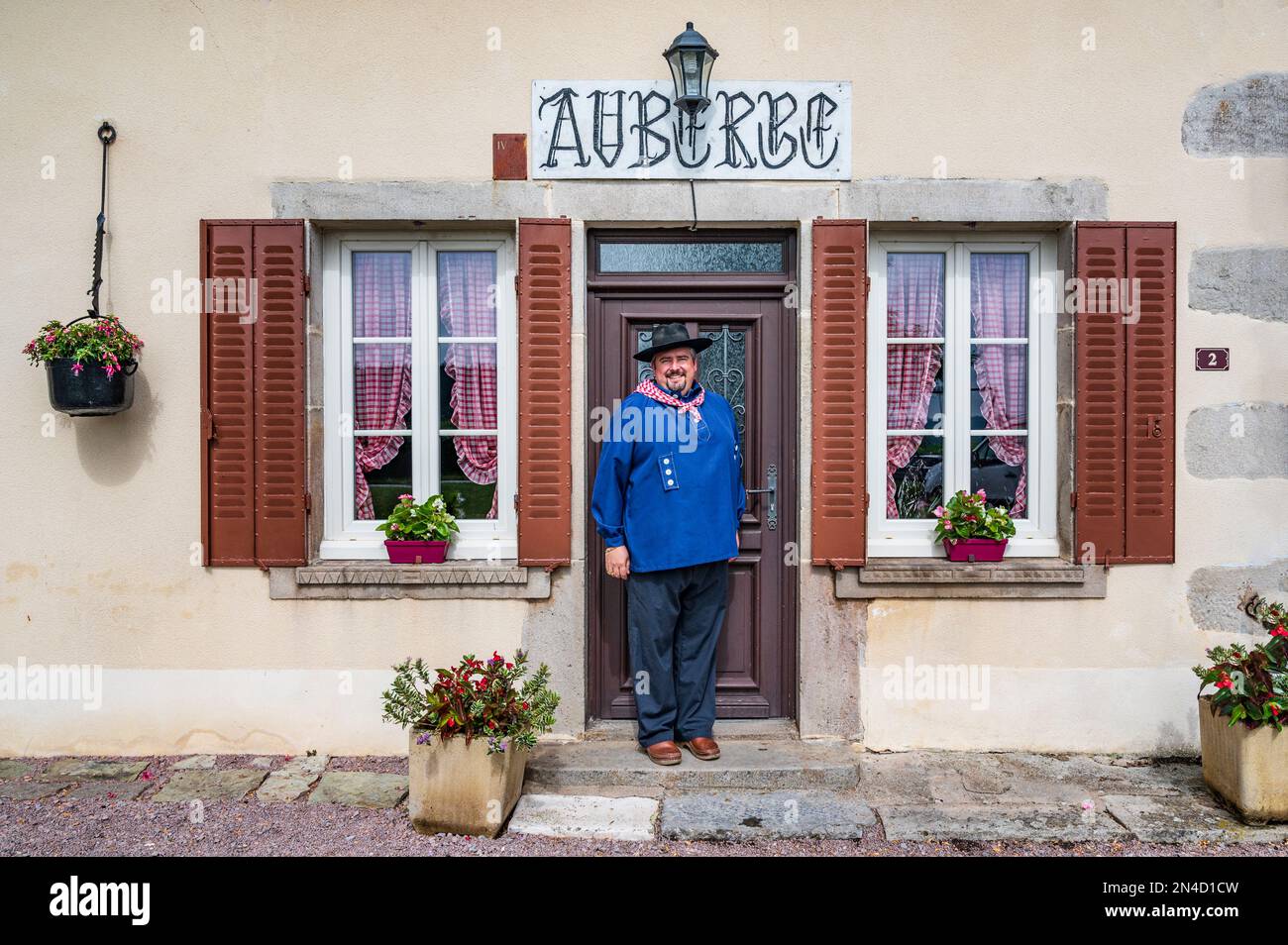 Julien Fuchey, propriétaire-cuisinier de l'Auberge la Morvandelle à Tintry, un petit village de la forêt du Morvan, en Bourgogne Banque D'Images