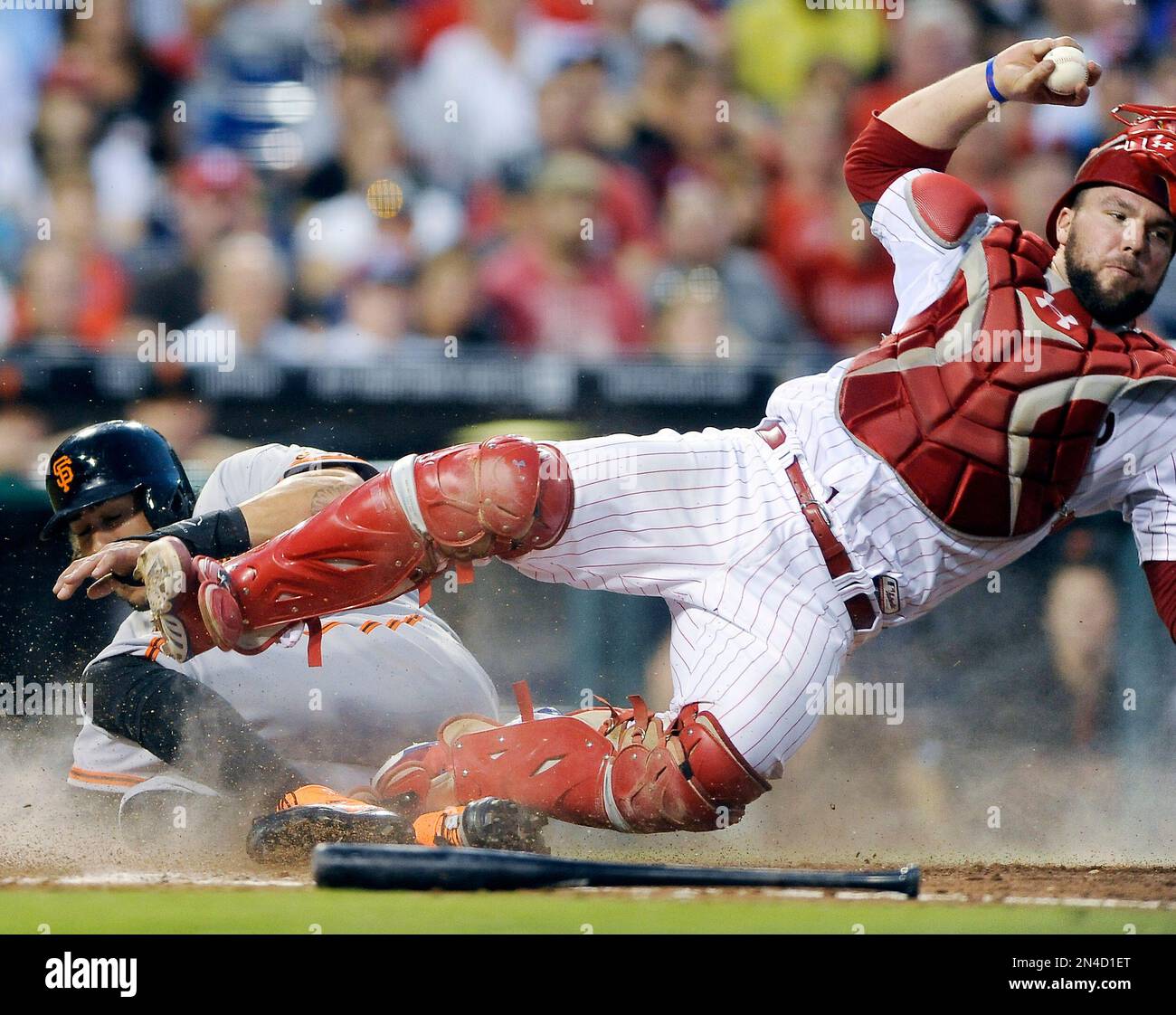 Philadelphia Phillies catcher Cameron Rupp trips over San Francisco Giants' Michael Morse who is forced out at home on a Ryan Vogelsong ground out to third in the fourth inning of a baseball game on Monday, July 21, 2014, in Philadelphia. (AP Photo/Michael Perez) Banque D'Images