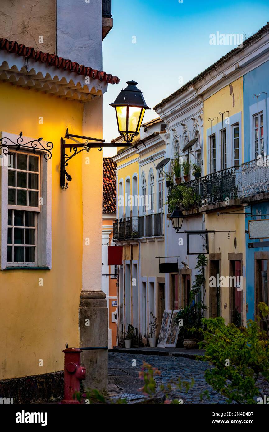 Vieille rue avec maisons historiques de style colonial à Pelourinho à Salvador, Bahia au crépuscule Banque D'Images