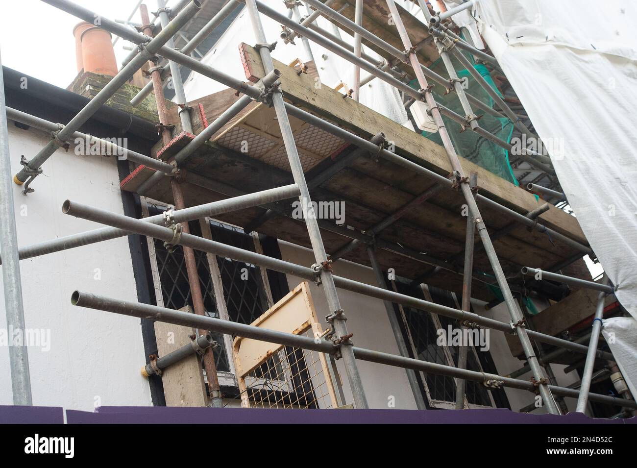 Eton, Windsor, Berkshire, Royaume-Uni. 7th février 2023. L'ancien restaurant Cockpit d'Eton High Street est enfin sous le nouveau propriétaire et des réparations urgentes sont en cours à ce célèbre bâtiment historique. Le Cockpit est l'un des plus anciens bâtiments d'Eton datant de 1440s et est à moitié Wealden, l'un des meilleurs exemples restants en Angleterre. C'est de rouvrir en tant qu'auberge avec des chambres. Le Cockpit a été abandonné depuis 2015 et fait maintenant partie du registre historique du patrimoine en péril de l'Angleterre. Crédit : Maureen McLean/Alay Banque D'Images