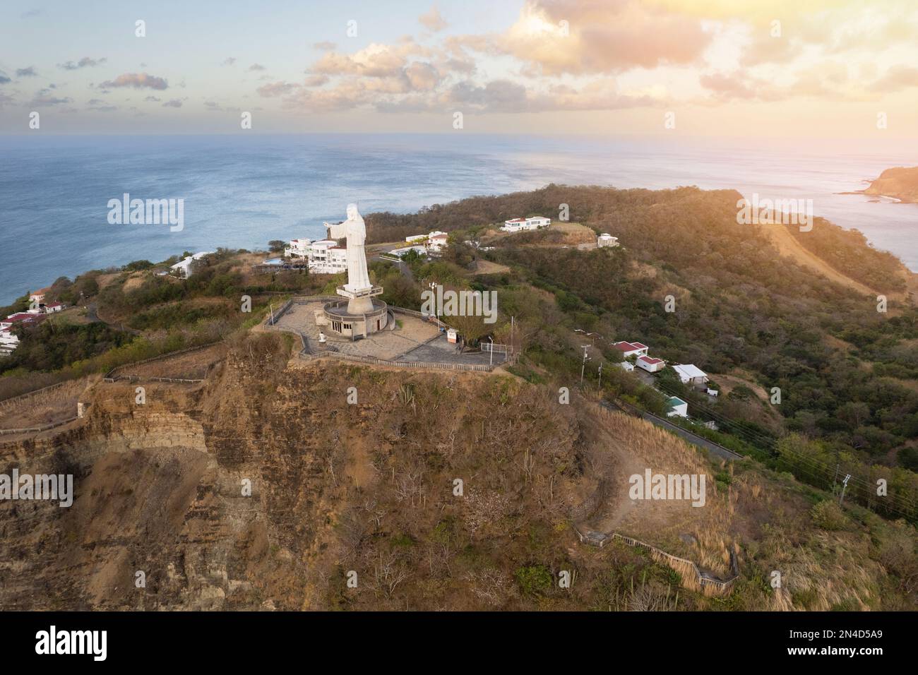 Statue de Jésus christ à San Juan Del sur Hill vue aérienne de drone Banque D'Images